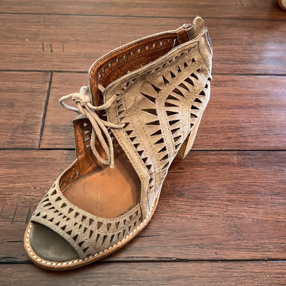 Jeffrey Campbell Cut Out Sandals Cordillo Laser Cut Out Sandals - Picture 2 of 4